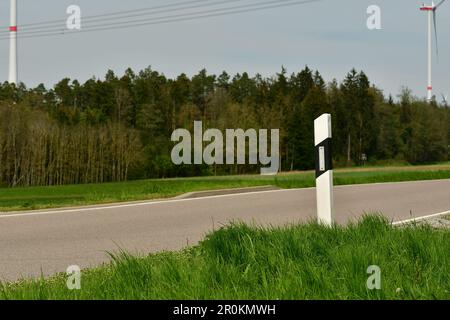 Delinatorposten auf deutscher Landstraße, grüne Landschaft Stockfoto