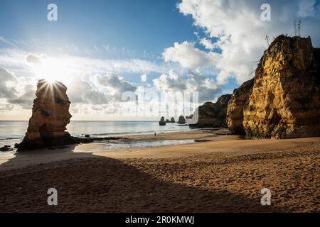 Farbige Felsen und Sonnenaufgang am Strand, Praia da Dona Ana, Lagos, Algarve, Portugal Stockfoto