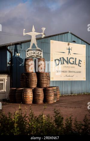 Whiskey-Fässer und Logo von Dingle Whiskey Distillery, Dingle Peninsula, Slea Head Drive, County Kerry, Irland, Wild Atlantic Way, Europa Stockfoto