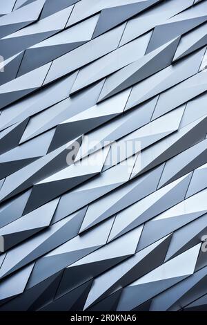 Details der futuristischen Faskade des Titanic Exhibition Centre, Belfast, Nordirland, Großbritannien, Europa Stockfoto