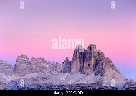 Tre Cime di Lavaredo in der Abenddämmerung, von Strudelkopf, Strudelkopf, Dolomiten, UNESCO-Weltkulturerbe Dolomiten, Venetien, Italien Stockfoto