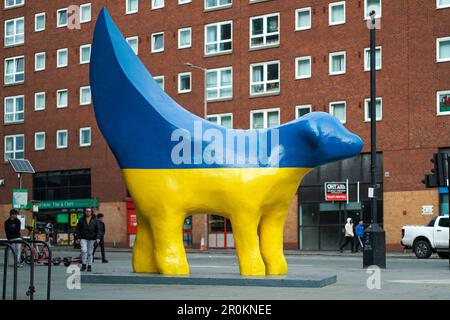 Das Super Lambanana ist ein originales Kunstwerk des japanischen Künstlers Taro Chiezo und wurde 1998 erschaffen. Das Kunstwerk wurde entworfen, um vor den Gefahren genetisch veränderter Lebensmittel zu warnen und gleichzeitig die Geschichte der Hafenstadt zu reflektieren, die mit Waren wie Lancashire Wolle und Fyffes Bananen LiverpoolÕs. Die Statue befindet sich derzeit vor der John Moores University in Liverpool in der Tithebarn Street. Stockfoto