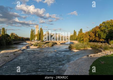 Blick von der Reichenbachbrücke auf die Wiesen der Isar und das Deutsche Museum, nördlich Richtung München, Oberbayern, Deutschland Stockfoto