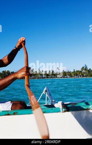 Französisch Polynesien Tahaa Island. Roe, reiten sein Outrigger Kanu zwischen Tahaa Island und Vahine Island. Stockfoto