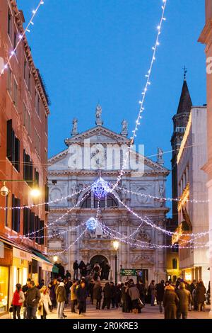 Italien, Venedig. Weihnachtsschmuck hängt über den Campo San Moise entlang der Calle Larga XXII Marzo. Die Chiesa di San Moise ist in der Mitte und die vorderen o Stockfoto