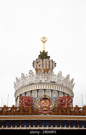 Russland, Moskau. Ein Pavillon zu einer Republik oder einer Stadt in der ehemaligen UDSSR auf der Allrussischen Ausstellungszentrum gewidmet. Stockfoto