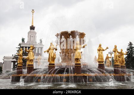 Russland, Moskau. Den Völkern Freundschaft Springbrunnen auf dem Allrussischen Ausstellungszentrum. Stockfoto
