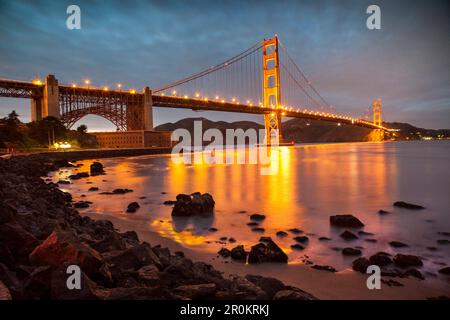 USA, Kalifornien, San Francisco, NOPA, Fort Point, Chrissy Fields, die Golden Gate Bridge in der Dämmerung mit Blick auf die Marin Headlands Stockfoto