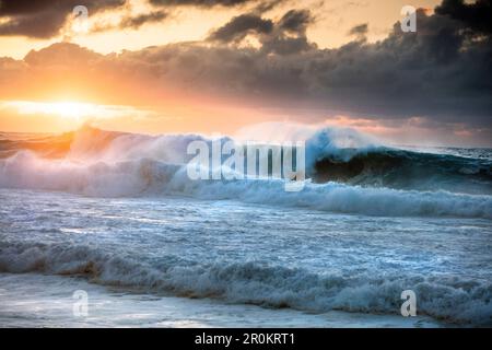 HAWAII, Oahu, North Shore, Big Swell im Pupukea Beach Park an der North Shore bei Sonnenuntergang Stockfoto