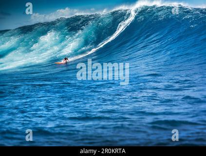 USA, Hawaii, Maui, Backen, Big Wave Surfer, die auf einer Welle an Peahi auf dem Northshore Stockfoto