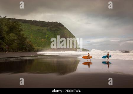 USA, Hawaii, Big Island, Paddel boarder Donica und Abraham Hanot im Waipio Tal Stockfoto