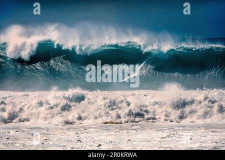 HAWAII, Oahu, North Shore, Eddie Aikau, 2016, Surfer in der Eddie Aikau 2016 Big Wave surfen Wettbewerb konkurrieren, Waimea Bay Stockfoto