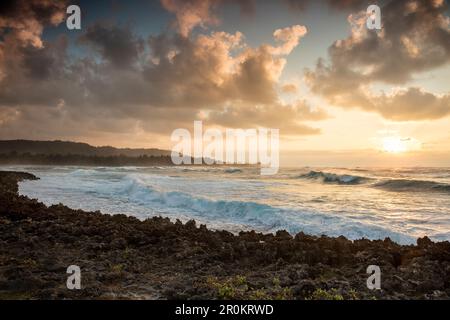 HAWAII, Oahu, North Shore, Wellen stürzen in die Felsen im Turtle Bay Resort at Sunset Stockfoto