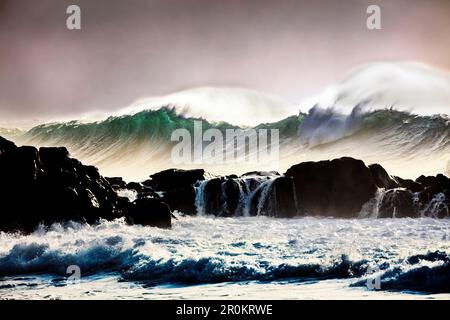 HAWAII, Oahu, North Shore, Eddie Aikau, 2016, Wellen aus einer großen Welle, die in Waimea Bay, Waimea Bay, abstürzt Stockfoto
