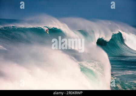 HAWAII, Oahu, North Shore, Eddie Aikau, 2016, Surfer in der Eddie Aikau 2016 Big Wave surfen Wettbewerb konkurrieren, Waimea Bay Stockfoto