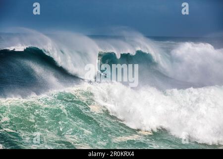 HAWAII, Oahu, North Shore, Eddie Aikau, 2016, Surfer in der Eddie Aikau 2016 Big Wave surfen Wettbewerb konkurrieren, Waimea Bay Stockfoto