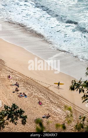 HAWAII, Oahu, North Shore, Personen die Zeit am Strand von Waimea Bay Stockfoto