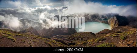 INDONESIEN, Flores, der höchste Aussichtspunkt im Kelimutu Nationalpark und Vulkan, mit Blick auf Tiwu ATA Polo und Tiwu Nuwa Muri Koo Fai vulkanische Seen Stockfoto