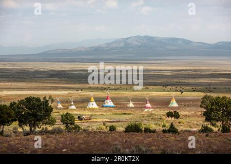 USA, Nevada, Brunnen, bunten Tipis sind alle über Mustang Monument, einer nachhaltigen Luxus Eco Resort verstreut und für wilde Pferde erhalten, selbstklebendes Vinyl Stockfoto