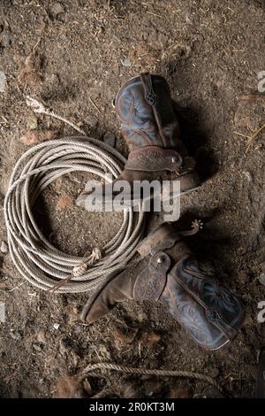 USA, Oregon, Enterprise, die Stiefel und das Lasso von Cowboy Cody Ross auf der Snyder Ranch im Nordosten von Oregon zwischen Enterprise und Joseph Stockfoto