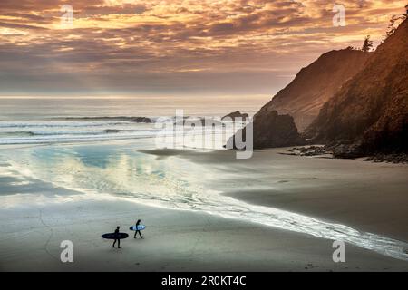 USA, Oregon, Indian Beach. Vom Ecola State Park führt euch ein 3 km langer Weg zu den atemberaubenden Ausblicken und Sandstränden von Indian Beach Stockfoto