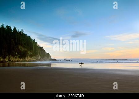 USA, Oregon, Oswald West State Park, Surfer spazieren am Strand entlang und im Oswald State Park südlich von Cannon Beach ins Wasser Stockfoto