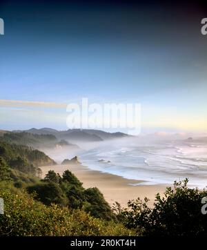 USA, Oregon, Cannon Beach, ein Blick auf die Küste südlich von Cannon Beach Stockfoto