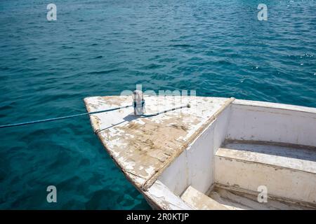 Holzbogen eines alten, verankerten Boots vor dem Hintergrund des blauen Meeres. Speicherplatz kopieren. Selektiver Fokus. Stockfoto