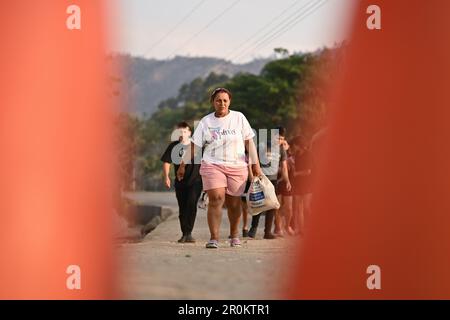 Danli, Honduras. 8. Mai 2023. Migranten stellen sich vor einem Unterschlupf in Danli, Süd-Honduras, am 8. Mai 2023 auf. Danli in der Provinz El Paraiso, die an Nicaragua grenzt, ist für Tausende von Migranten, von denen die meisten aus Südamerika oder der Karibik kommen und Honduras auf dem Weg in den Norden durchqueren, zu einer Verschwendung geworden. Kredit: Xin Yuewei/Xinhua/Alamy Live News Stockfoto