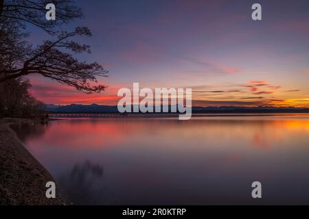 Abenddämmerung am Ufer des Starnberger Sees mit Blick auf die Wettersteinberge mit Zugspitze, Ambach, Oberbayern, Deutschland Stockfoto