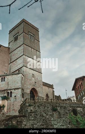 Kirche San Pedro Apóstol in Zumaia, Baskenland. Der starke Stil der Kirche diente der Verteidigung gegen Piraten Stockfoto