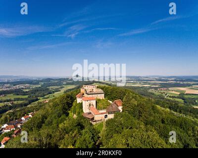 Blick über das Schloss Hohenrechberg zum Berg Hohenstaufen, in der Nähe von Schwaebisch Gmuend, Schwabischer Alb, Baden-Württemberg, Deutschland Stockfoto