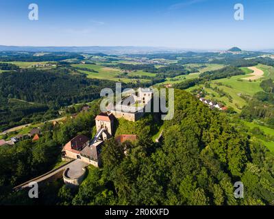 Blick über das Schloss Hohenrechberg zum Berg Hohenstaufen, in der Nähe von Schwaebisch Gmuend, Schwabischer Alb, Baden-Württemberg, Deutschland Stockfoto