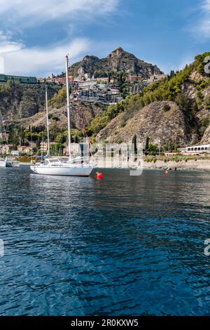 Blick vom Wasser auf die Küste von Taormina, Sizilien, Süditalien, Italien Stockfoto