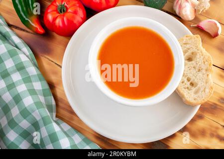 Gazpacho, typisches Essen aus dem Süden Spaniens, wäre eine Art Tomatensuppe mit abgestandenem Brot, Tomaten, Knoblauch. Spanische Gastronomie Stockfoto