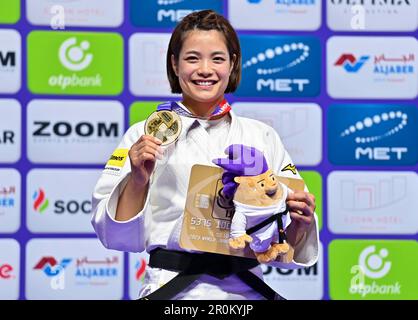 Doha. 8. Mai 2023. Der Goldmedaillengewinner Abe Uta aus Japan pocht auf dem Podium während der Verleihung der Kategorie 52kg der Frauen bei der Judo-Weltmeisterschaft Doha 2023 in Doha, Katar, am 8. Mai 2023. Kredit: Nikku/Xinhua/Alamy Live News Stockfoto