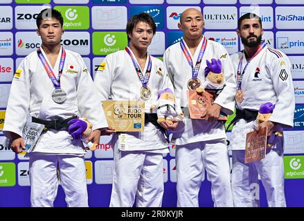 Doha, Baskhu Yondonperenlei (2. R) der Mongolei und Walide Khyar von Frankreich posieren auf dem Podium während der Verleihung der Kategorie 66kg der Männer bei der Judo-Weltmeisterschaft Doha 2023 in Doha. 8. Mai 2023. Goldmedaillengewinner Abe Hifumi (2. l) aus Japan, Silbermedaillengewinner Maruyama Joshiro (1. l) aus Japan, Bronzemedaillengewinner Baskhu Yondonperenlei (2. R) Der Mongolei und Walide Khyar von Frankreich posieren auf dem Podium während der Verleihung der Kategorie 66kg der Männer bei der Judo-Weltmeisterschaft Doha 2023 in Doha, Katar am 8. Mai 2023. Kredit: Nikku/Xinhua/Alamy Live News Stockfoto