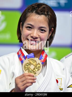 Doha. 8. Mai 2023. Der Goldmedaillengewinner Abe Uta aus Japan pocht auf dem Podium während der Verleihung der Kategorie 52kg der Frauen bei der Judo-Weltmeisterschaft Doha 2023 in Doha, Katar, am 8. Mai 2023. Kredit: Nikku/Xinhua/Alamy Live News Stockfoto