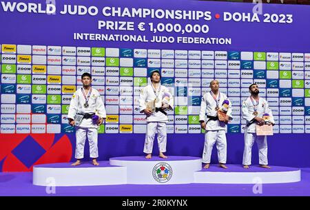 Doha, Baskhu Yondonperenlei (2. R) der Mongolei und Walide Khyar von Frankreich posieren auf dem Podium während der Verleihung der Kategorie 66kg der Männer bei der Judo-Weltmeisterschaft Doha 2023 in Doha. 8. Mai 2023. Goldmedaillengewinner Abe Hifumi (2. l) aus Japan, Silbermedaillengewinner Maruyama Joshiro (1. l) aus Japan, Bronzemedaillengewinner Baskhu Yondonperenlei (2. R) Der Mongolei und Walide Khyar von Frankreich posieren auf dem Podium während der Verleihung der Kategorie 66kg der Männer bei der Judo-Weltmeisterschaft Doha 2023 in Doha, Katar am 8. Mai 2023. Kredit: Nikku/Xinhua/Alamy Live News Stockfoto