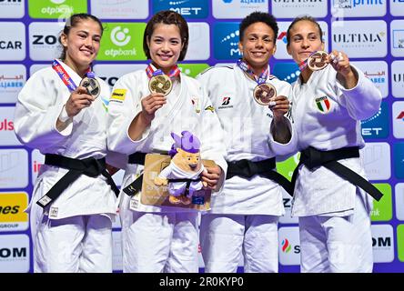 Doha, Amandine Buchard (2. R) aus Frankreich und Odette Giuffrida aus Italien sitzen auf dem Podium während der Verleihung der Kategorie 52kg der Frauen bei der Judo-Weltmeisterschaft Doha 2023 in Doha. 8. Mai 2023. Goldmedaillengewinner Abe Uta (2. l) aus Japan, Silbermedaillengewinner Diyora Keldiyorova (1. l) aus Usbekistan, Bronzemedaillengewinner Amandine Buchard (2. R) Von Frankreich und Odette Giuffrida von Italien posieren auf dem Podium während der Verleihung der Kategorie 52kg der Frauen bei der Judo-Weltmeisterschaft Doha 2023 in Doha, Katar am 8. Mai 2023. Kredit: Nikku/Xinhua/Alamy Live News Stockfoto