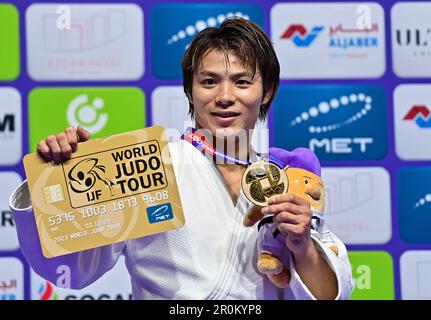 Doha. 8. Mai 2023. Der Goldmedaillengewinner Abe Hifumi aus Japan pocht auf dem Podium während der Verleihung der Kategorie 66kg der Männer bei der Judo-Weltmeisterschaft Doha 2023 in Doha, Katar am 8. Mai 2023. Kredit: Nikku/Xinhua/Alamy Live News Stockfoto