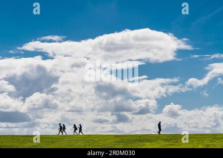 Personen als Silhouette vor einem blauen Himmel mit Wolken, San Juan, Puerto Rico, Karibik, USA Stockfoto