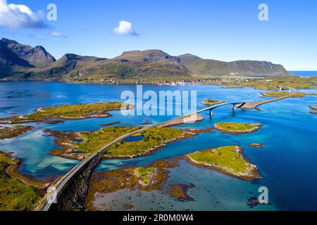 Brücke zum Dorf Fredvang auf der Insel Moskenesoya, Lofoten, Norwegen, Europa Stockfoto