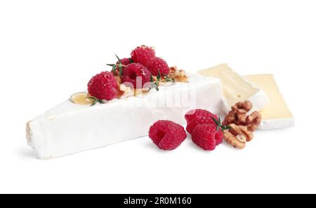 Brie-Käse serviert mit Honig, Himbeeren und Walnüssen isoliert auf weiß Stockfoto