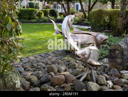 Clare Bigers Skulptur „Three Fishes“ aus dem Jahr 2012 in Vale Gardens, Whalley, Lancashire Stockfoto