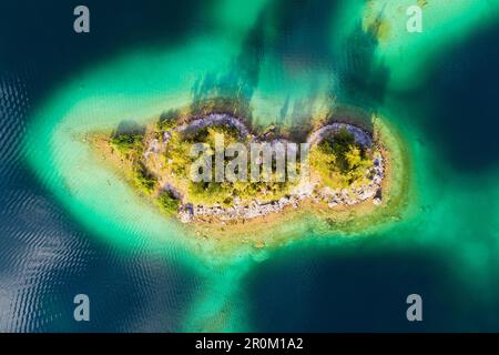 Luftaufnahme der Insel Ludwig im Eibsee, Zugspitze, Garmisch-Partenkirchen, Bayern Stockfoto