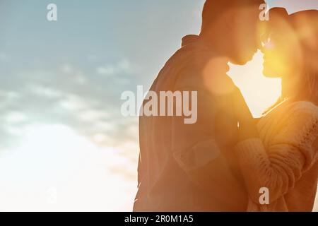 Finde den, der dein Herz zum Lächeln bringt. Ein glückliches, junges Paar, das einen romantischen Moment draußen verbringt. Stockfoto