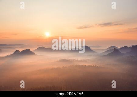 Nebeliger Sonnenaufgang über dem Kleinen Winterberg, dem sächsischen Schweizer Hochland, Sachsen, Deutschland, Europa Stockfoto