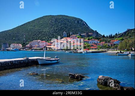 Traditionelle Stadt an der Adriaküste in Kroatien mit Fischerbooten in einem Hafen Stockfoto