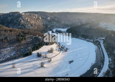 Blick vom Eichfelsen in Richtung Schloss Wildenstein im Winter, Naturpark Oberes Donautal, ländliches Viertel Sigmaringen, Schwäbische Alb, Donau, Bade Stockfoto